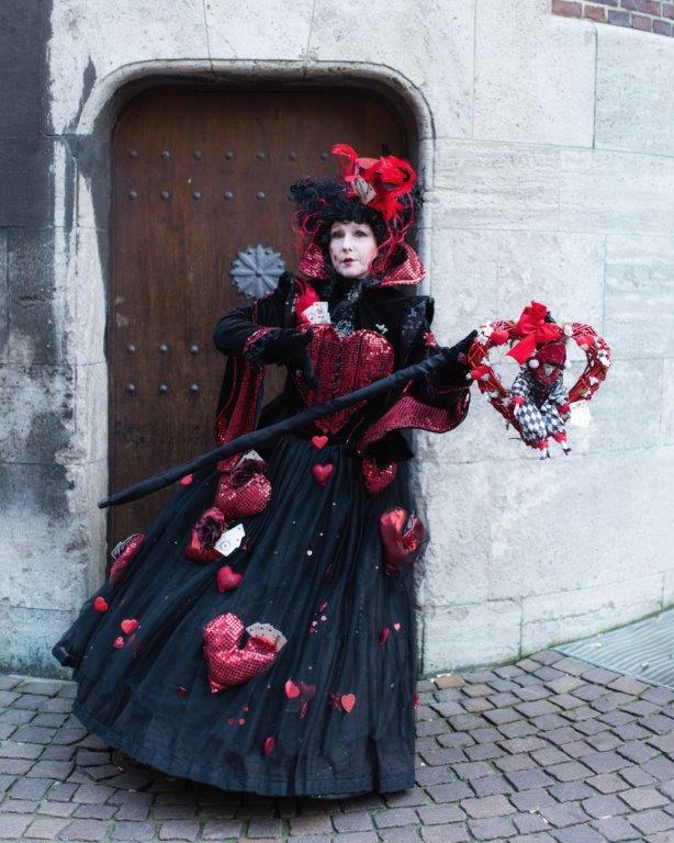 Bremer Karneval Frau in Kostüm posiert vor einer alten Tür