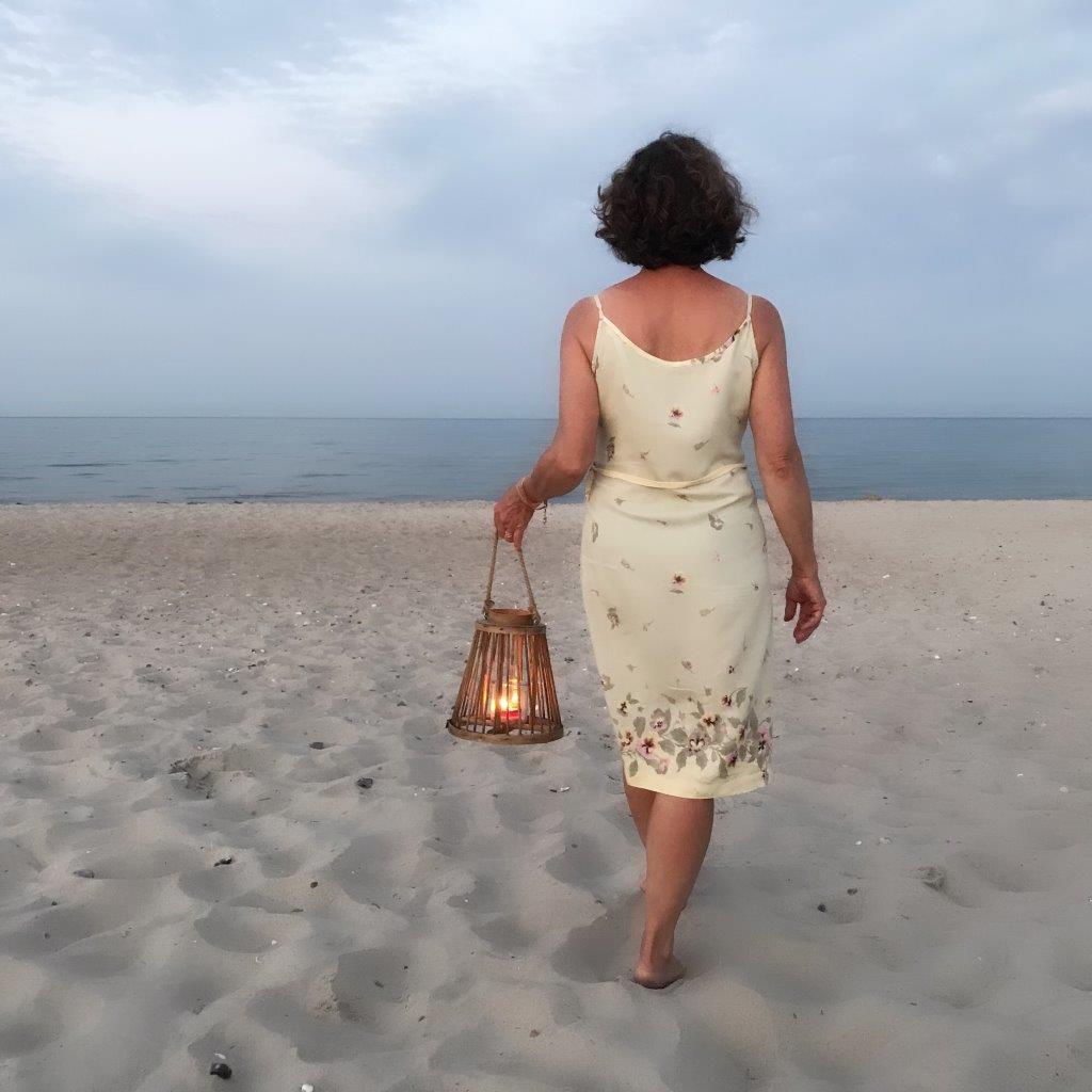 Frau am Meer, Strand, Laterne